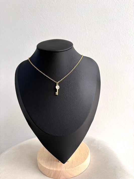 Dainty key neckless